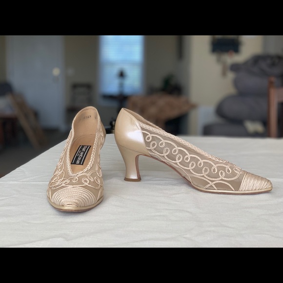 Stuart Weitzman Shoes - Stuart Weitzman dress pumps